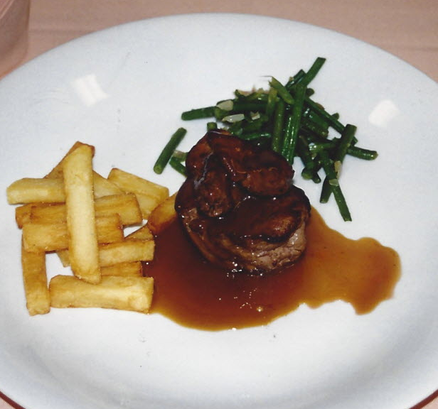 Gebakken kalfshaas met frites en sla